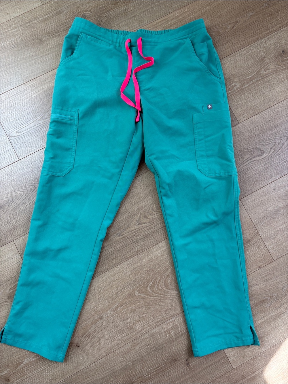 Figs surgical green scrub pants w Pink Drawstring